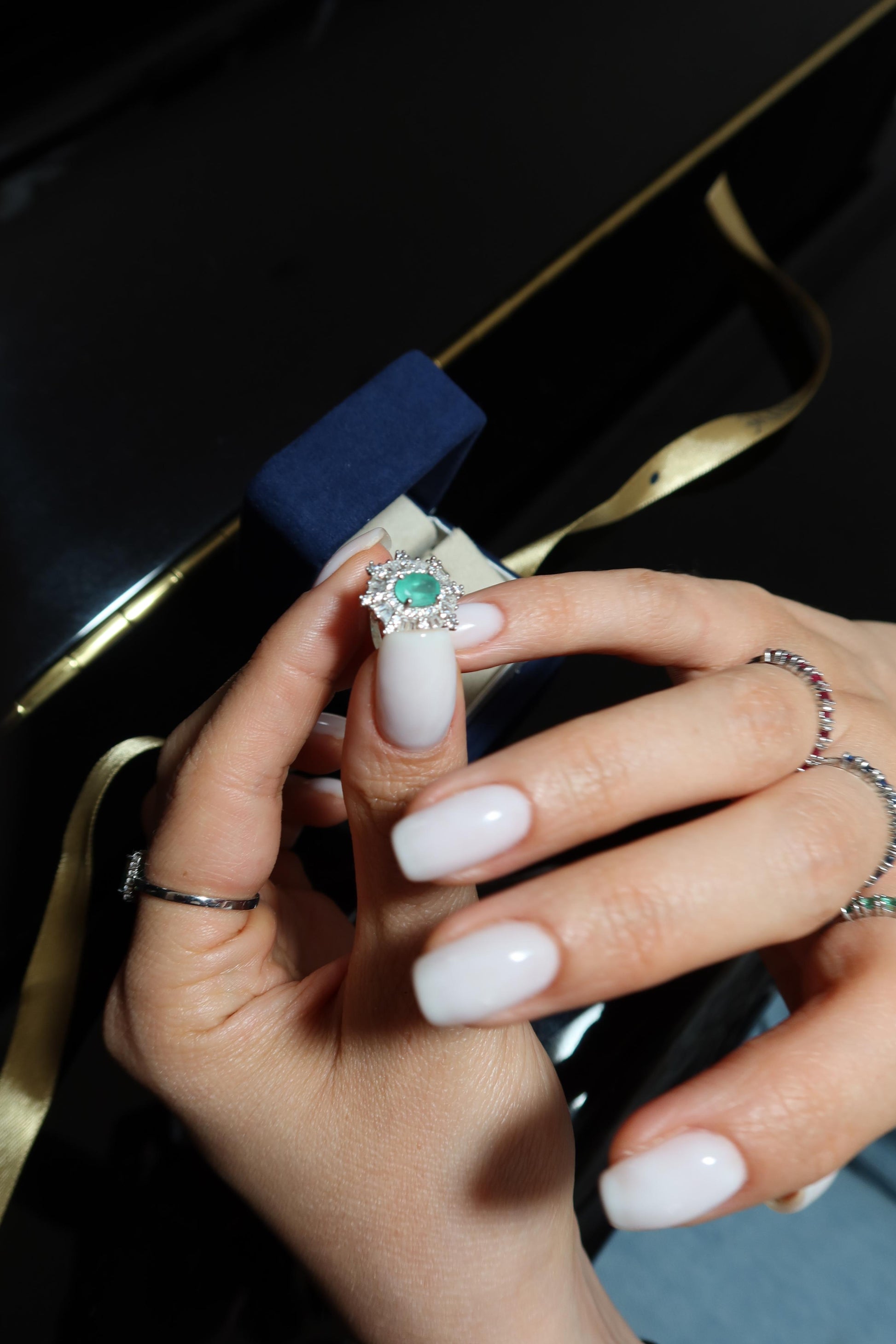 Big Emerald Ring - vista en uso - Sauvé Joyería