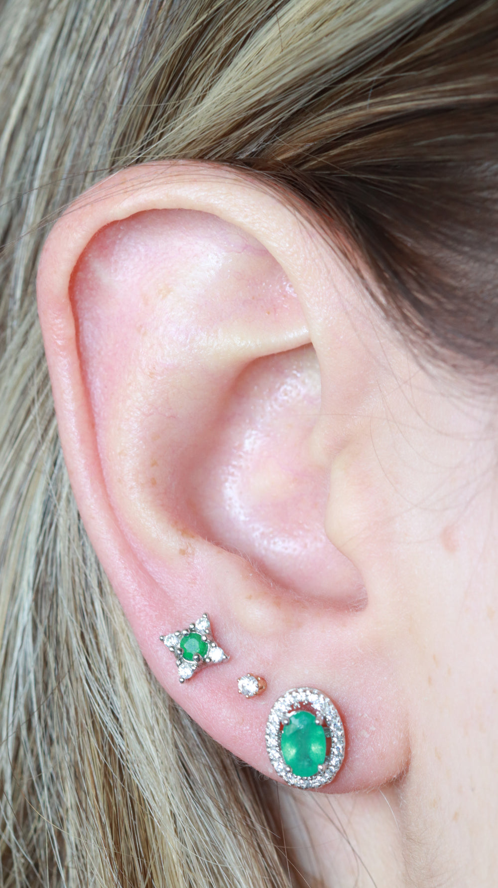 Bby Studs Emerald - vista lateral - Sauvé Joyería