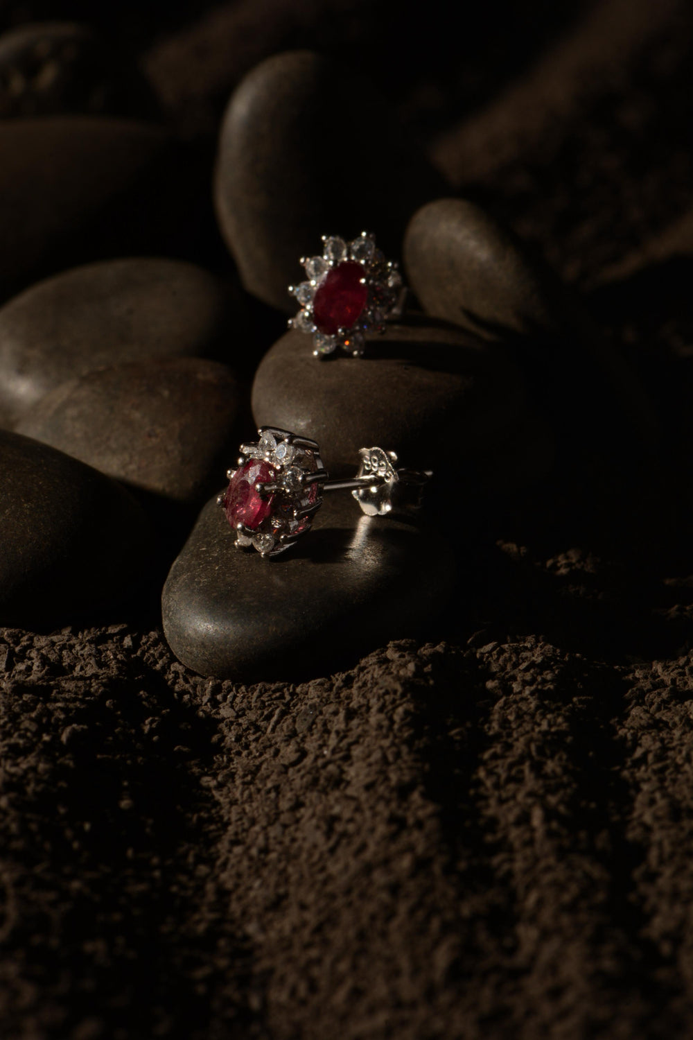 Rubi Studs - vista lateral - Sauvé Joyería