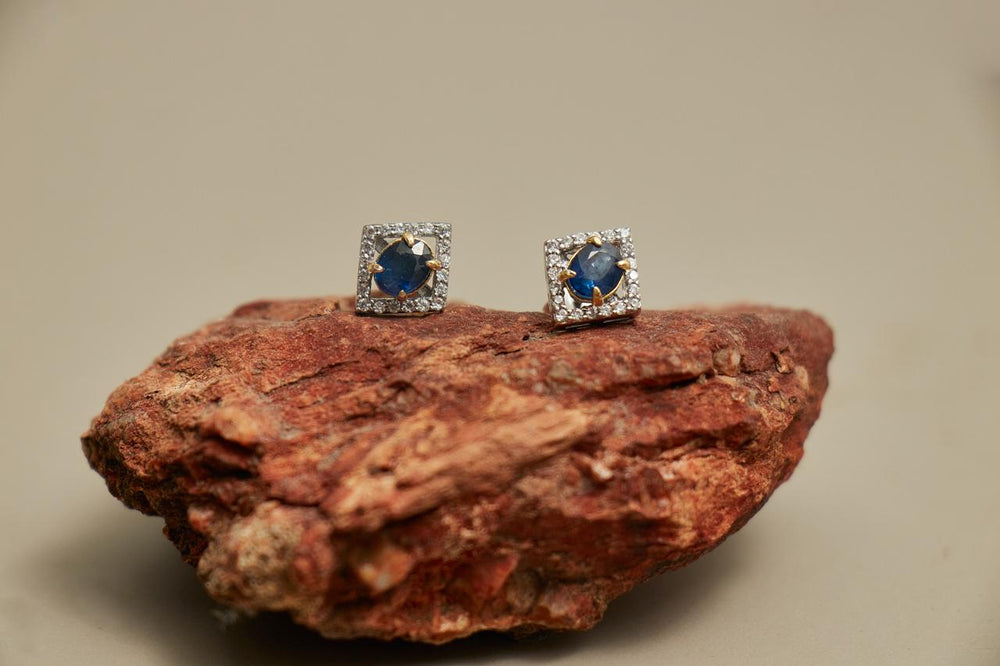 Square Zafiro Studs - vista lateral - Sauvé Joyería
