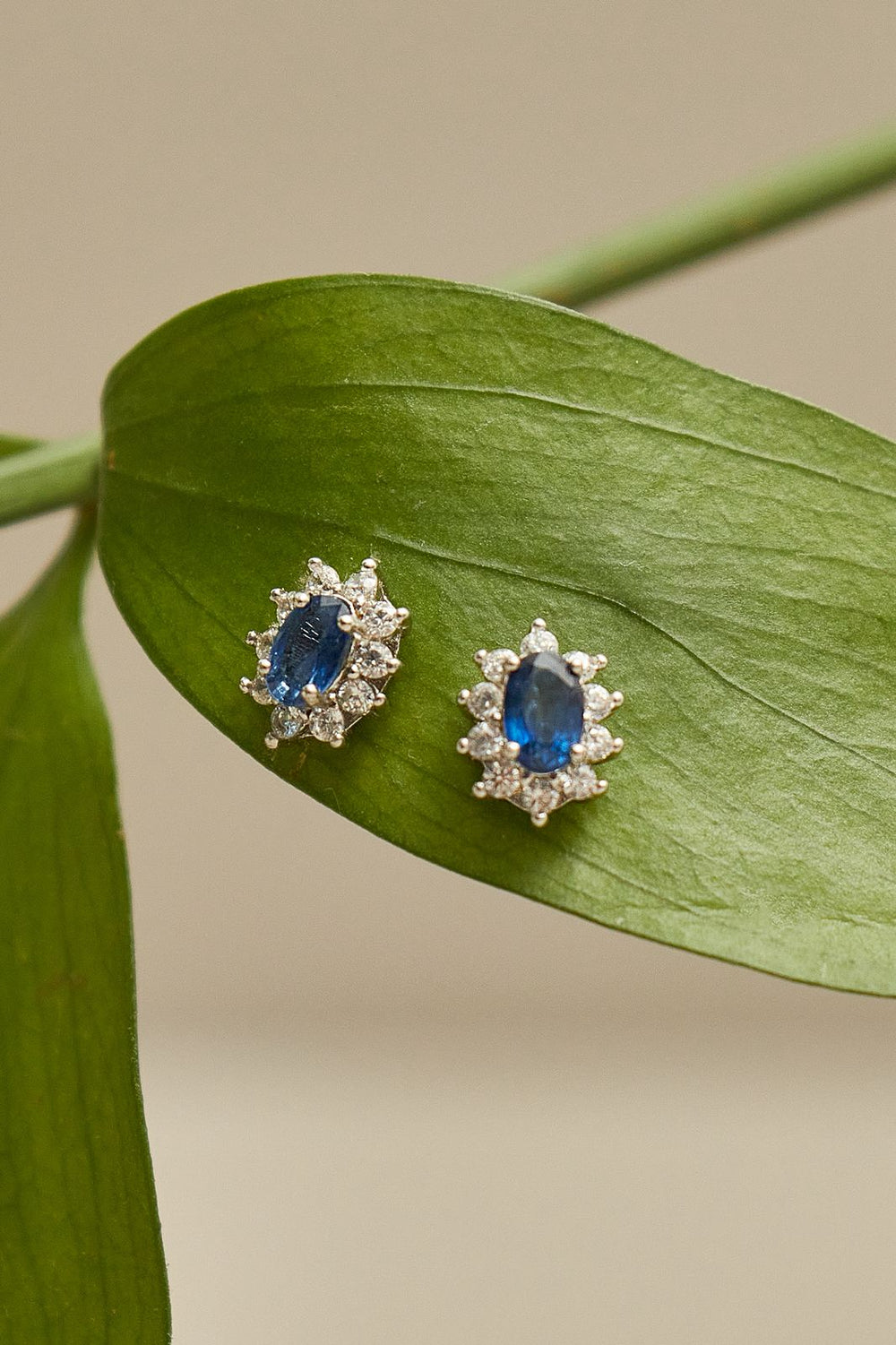 Zafiro Studs - vista lateral - Sauvé Joyería