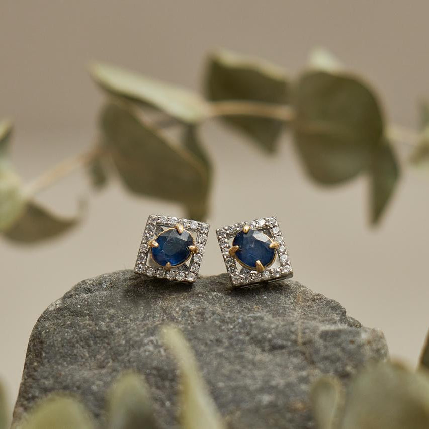 Square Zafiro Studs - aretes de Zafiro natural en plata 925 - Sauvé Joyería Colombia
