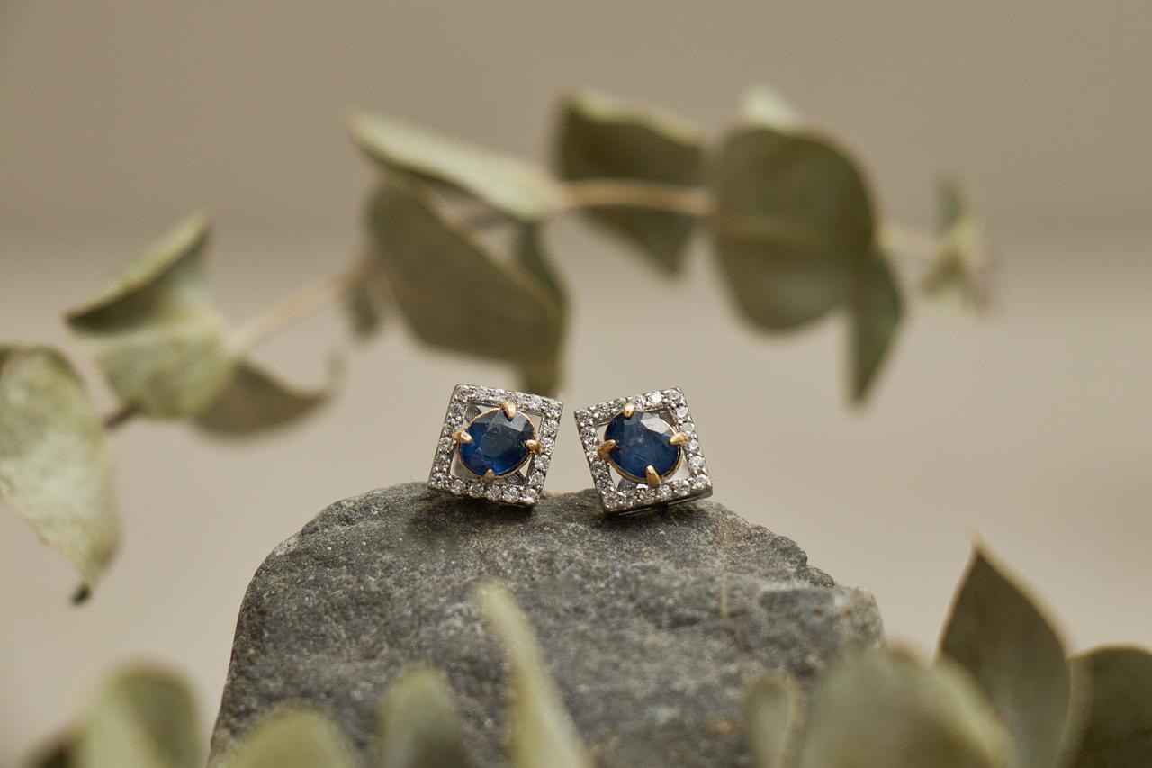 SQUARE ZAFIRO STUDS