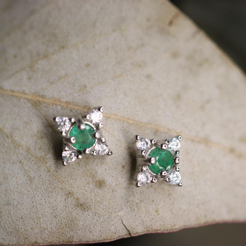 Bby Studs Emerald - aretes de Esmeralda natural en plata 925 - Sauvé Joyería Colombia