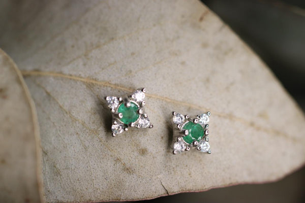 Bby Studs Emerald - aretes de Esmeralda natural en plata 925 - Sauvé Joyería Colombia