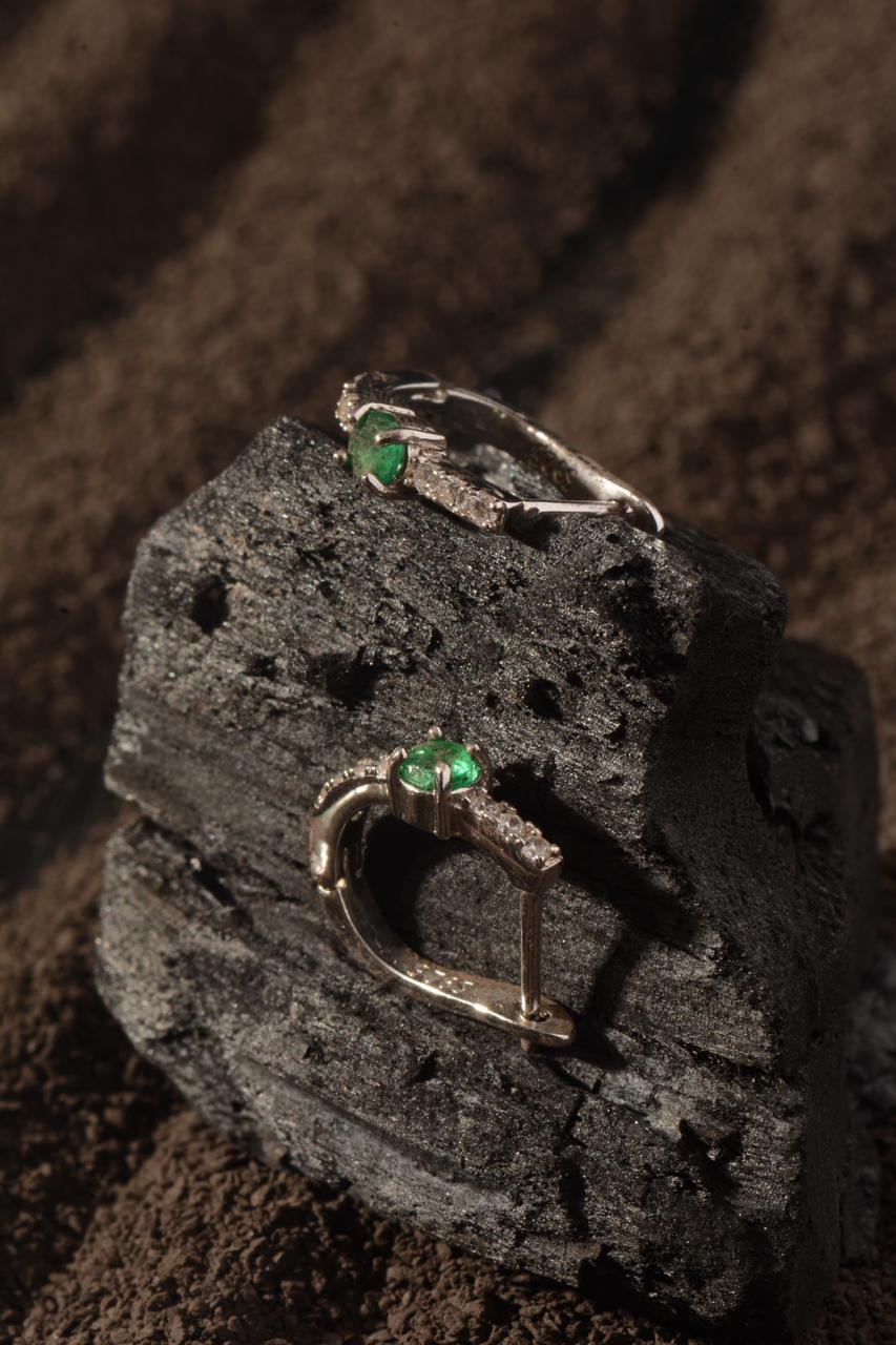 Emerald Hoops - vista lateral - Sauvé Joyería