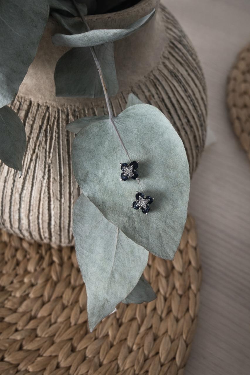 Vera Zafiro Studs - vista en uso - Sauvé Joyería